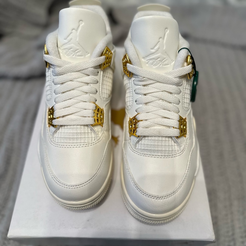 Jordan 4 Retro Metallic Gold Women’s size 6